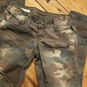 Distressed Camo print Skinny Pants